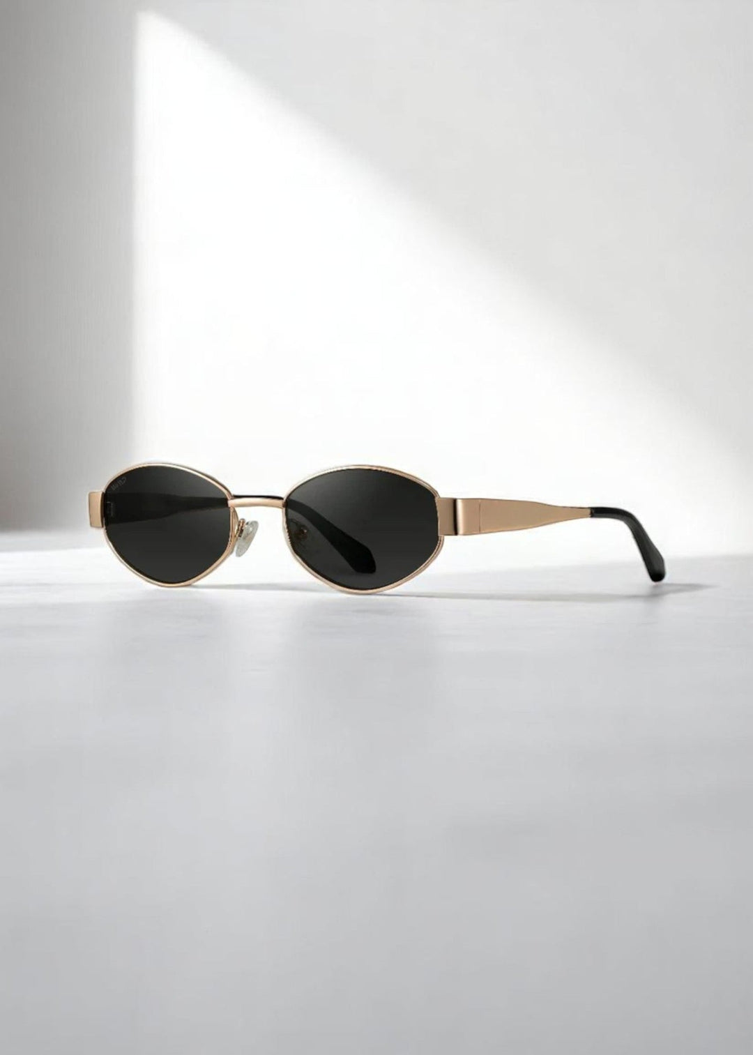 Eternal Elegance – Oval Sunglasses in Vintage Style