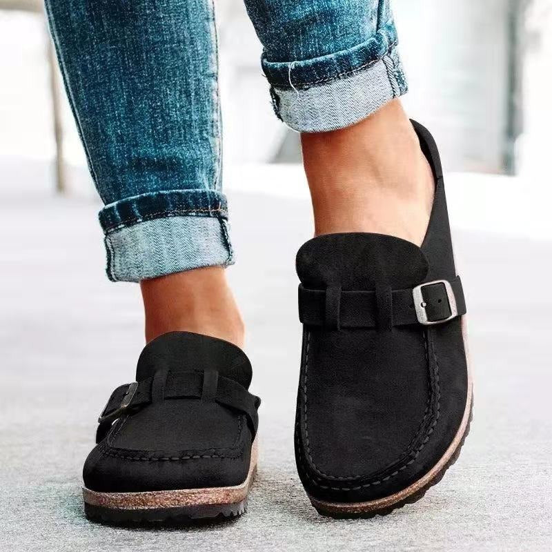 Roswita - Cómodas zapatillas con detalle de hebilla