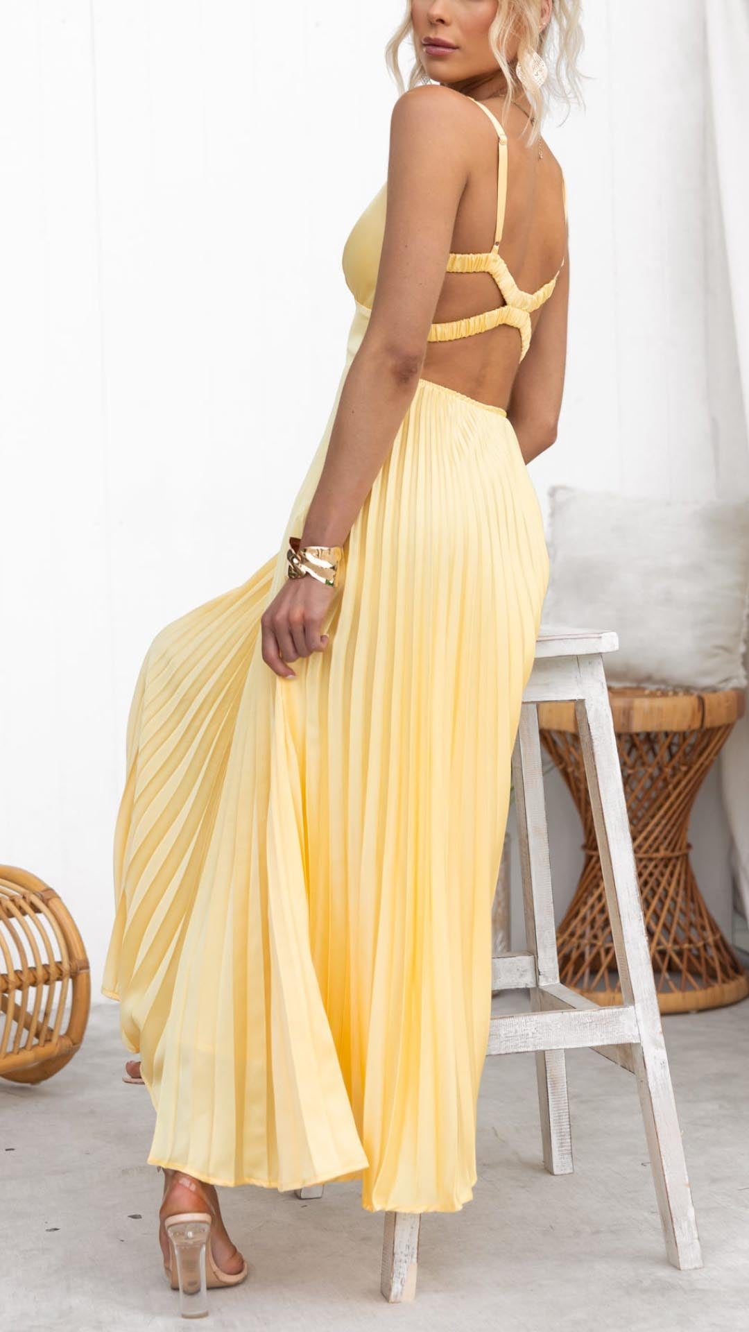 Aby - Maxi abito giallo con scollo a V a pieghe