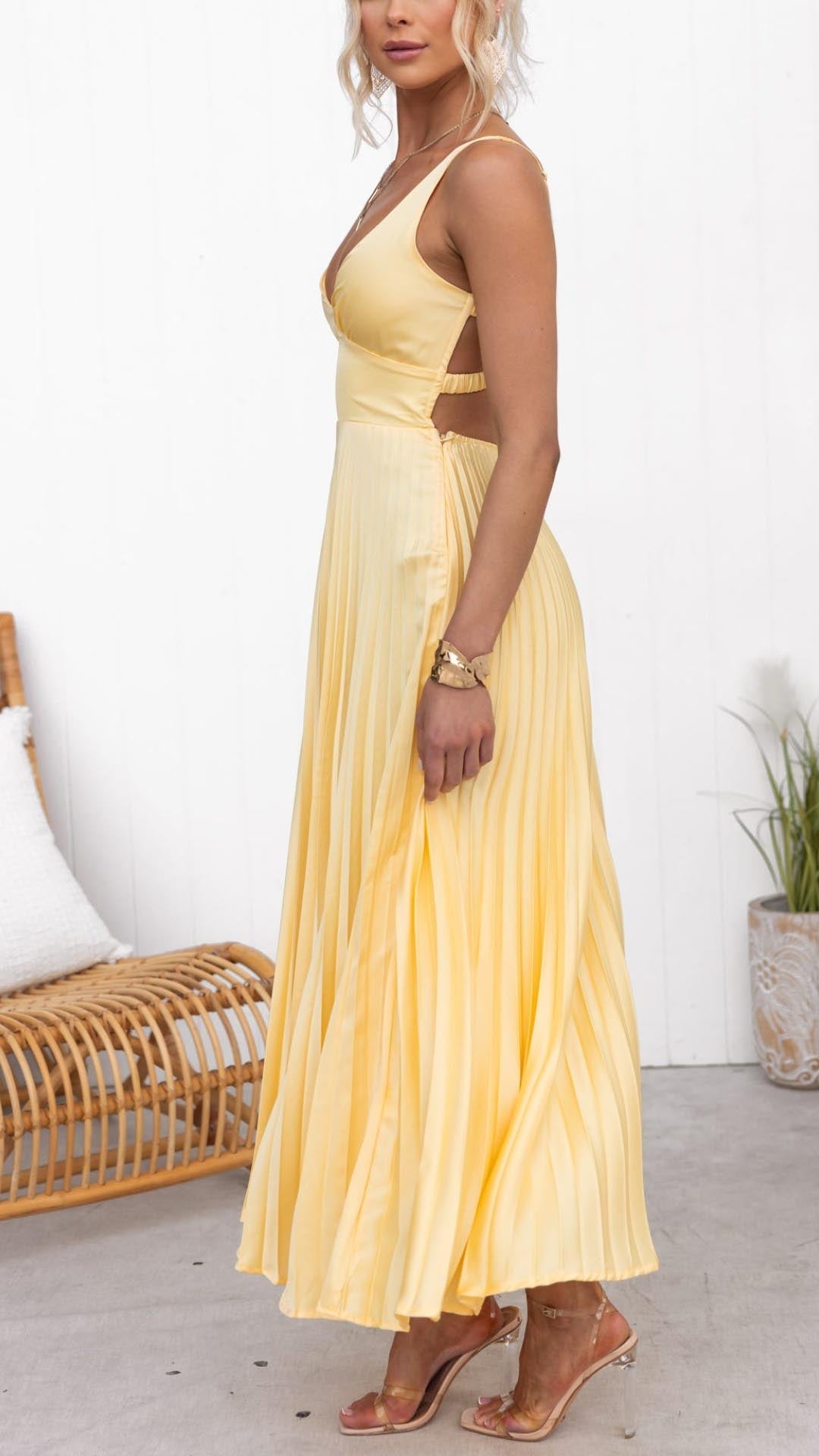 Aby - Vestido maxi amarelo com decote em V plissado